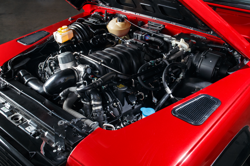 Illustration for article titled Land Rover Is Stuffing 400 HP V8s Into Vintage DefendersÂ